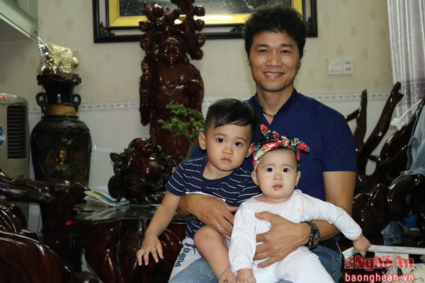 hai huoc clip cau be khoc khi nghe giong nghe hot tren cong dong mang