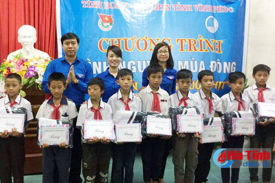 trao 350 suat qua 3 500 cuon vo cho hoc sinh ky anh