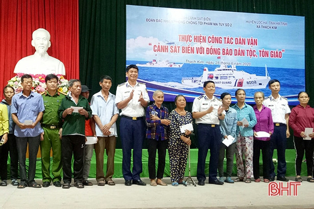 Khám, cấp phát thuốc miễn phí cho người dân vùng biển Hà Tĩnh
