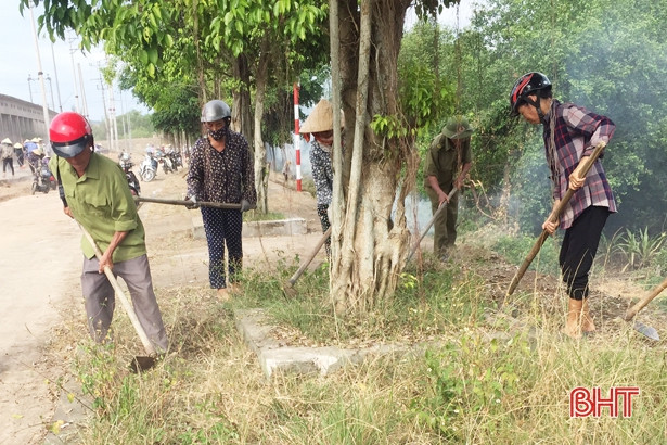 Nắng nóng, nông dân Hà Tĩnh vẫn say sưa làm đẹp vườn, sạch lối