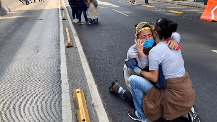 Nhà cao tầng nứt toác, người dân hoảng loạn lao ra đường trong động đất 7,4 độ Richter ở Mexico