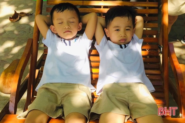 Các bé Trường Mầm non Trung Kiên ra quân bảo vệ môi trường