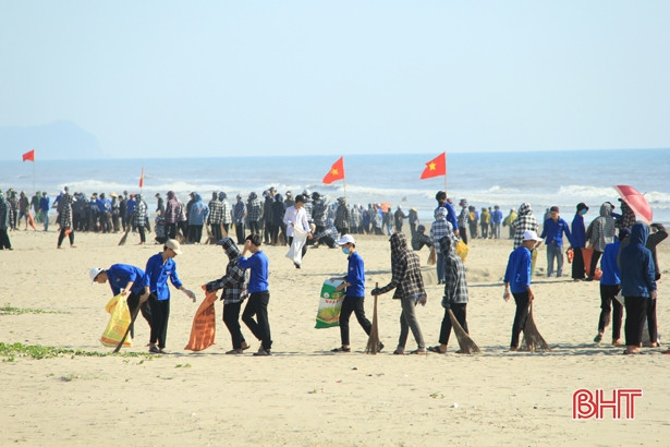 Hơn 1.000 thanh niên Nghi Xuân ra quân vệ sinh môi trường biển