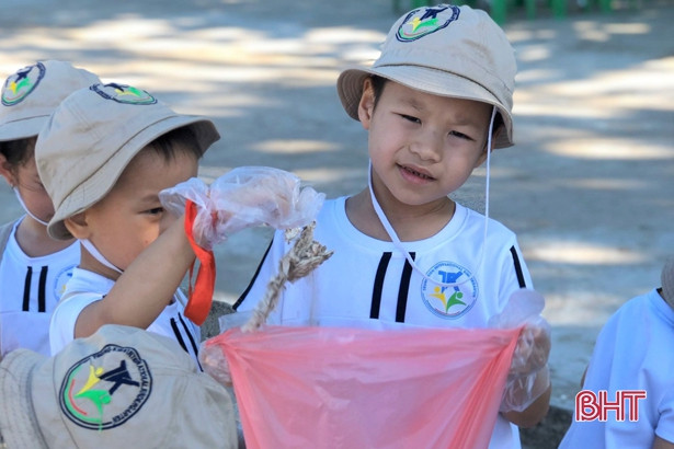 Các bé Trường Mầm non Trung Kiên ra quân bảo vệ môi trường