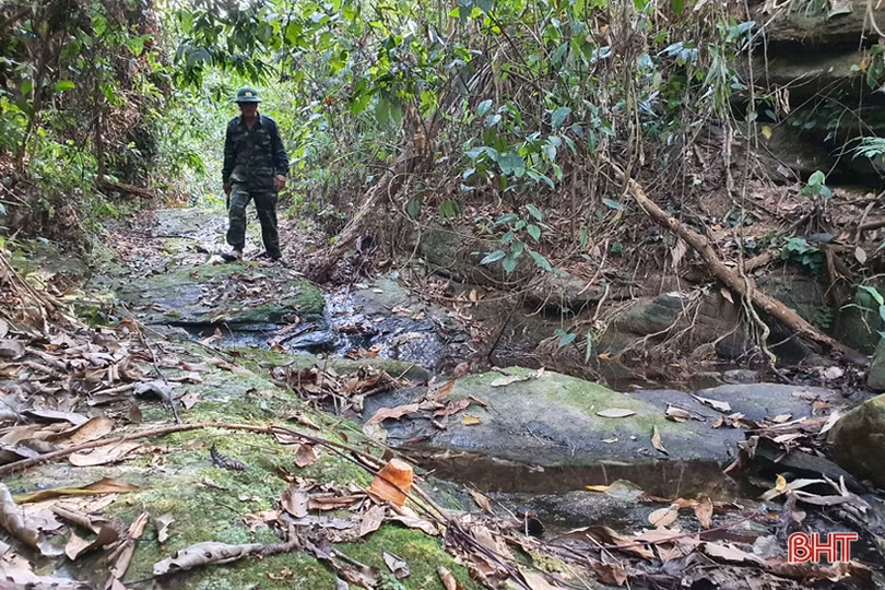 Suối cạn, chiến sỹ Đồn Biên phòng Phú Gia chật vật tìm nguồn nước sinh hoạt
