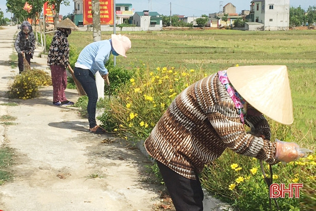 Nắng nóng, nông dân Hà Tĩnh vẫn say sưa làm đẹp vườn, sạch lối
