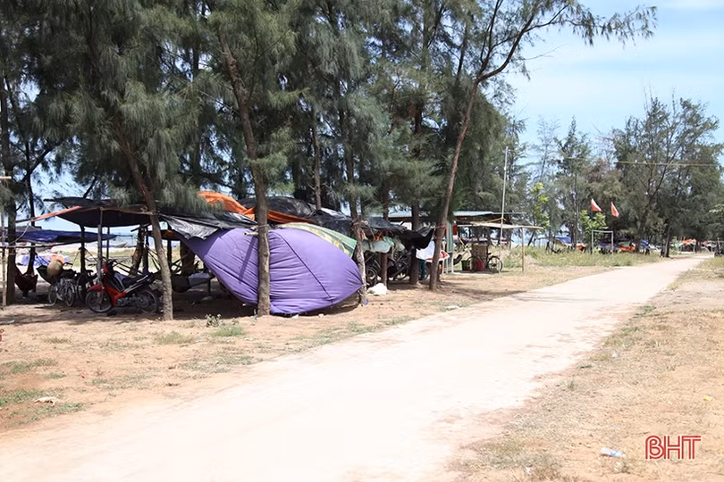 Người dân Hà Tĩnh “trốn nóng” bên bờ biển