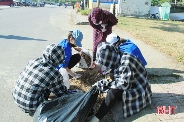 Hơn 1.000 thanh niên Nghi Xuân ra quân vệ sinh môi trường biển