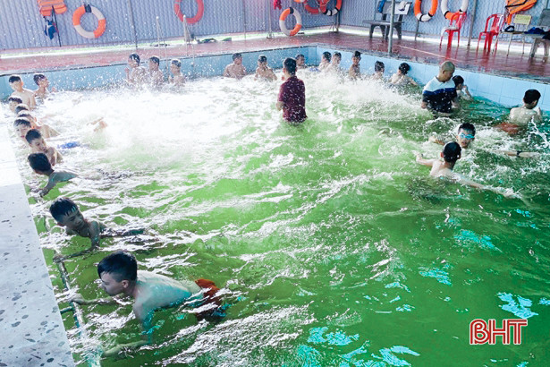 Trẻ em Cẩm Xuyên học bơi để phòng tránh đuối nước