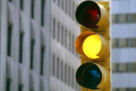 Được vượt đèn vàng: Hiểu thế nào về việc nếu dừng lại gây nguy hiểm?