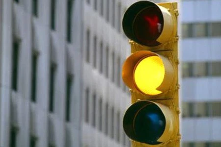 Được vượt đèn vàng: Hiểu thế nào về việc nếu dừng lại gây nguy hiểm?