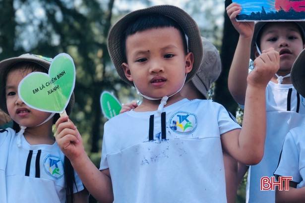 Các bé Trường Mầm non Trung Kiên ra quân bảo vệ môi trường