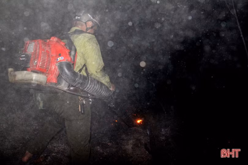 Trắng đêm canh lửa giữ rừng ở Can Lộc