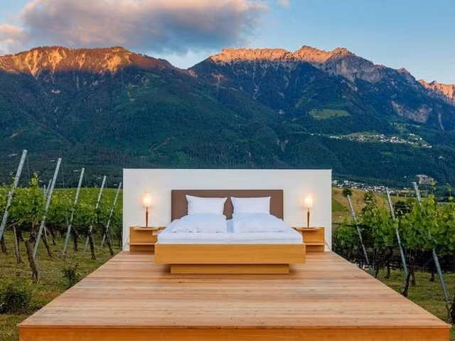 “Khách sạn không tường” có một không hai tại dãy An-pơ