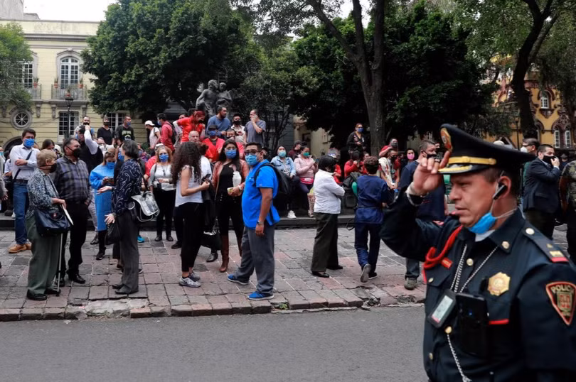 Nhà cao tầng nứt toác, người dân hoảng loạn lao ra đường trong động đất 7,4 độ Richter ở Mexico