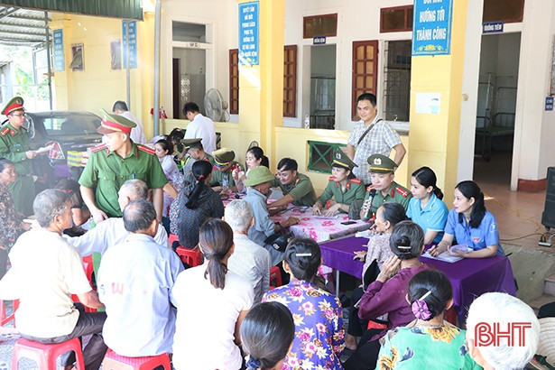 Khám, cấp phát thuốc miễn phí cho người dân vùng biển Hà Tĩnh