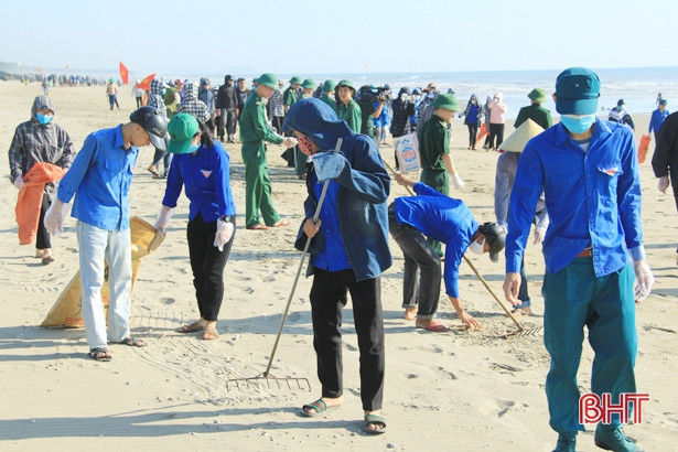 Hơn 1.000 thanh niên Nghi Xuân ra quân vệ sinh môi trường biển