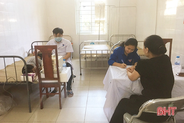 Khám, cấp phát thuốc miễn phí cho người dân vùng biển Hà Tĩnh