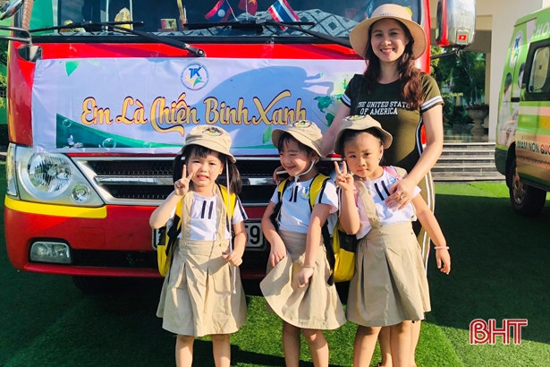 Các bé Trường Mầm non Trung Kiên ra quân bảo vệ môi trường