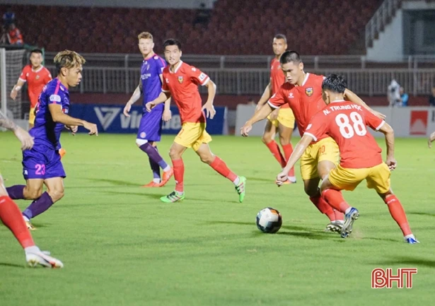 Hồng Lĩnh Hà Tĩnh thi đấu nỗ lực vẫn mất điểm trên sân Thống Nhất