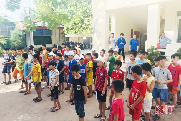 Trẻ em Cẩm Xuyên học bơi để phòng tránh đuối nước