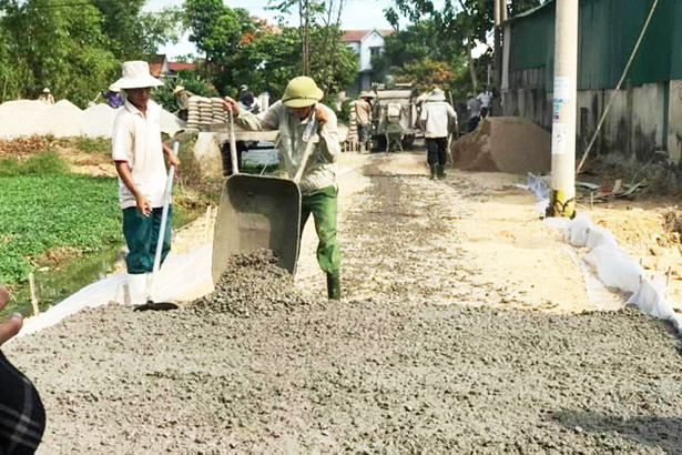 Nắng nóng, nông dân Hà Tĩnh vẫn say sưa làm đẹp vườn, sạch lối