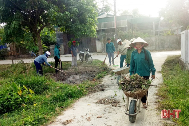 Nắng nóng, nông dân Hà Tĩnh vẫn say sưa làm đẹp vườn, sạch lối