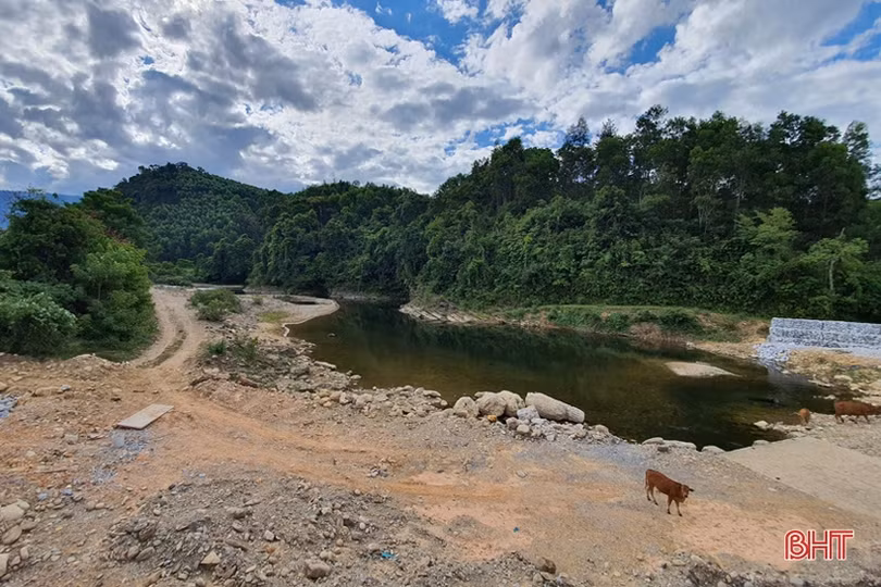 Suối cạn, chiến sỹ Đồn Biên phòng Phú Gia chật vật tìm nguồn nước sinh hoạt