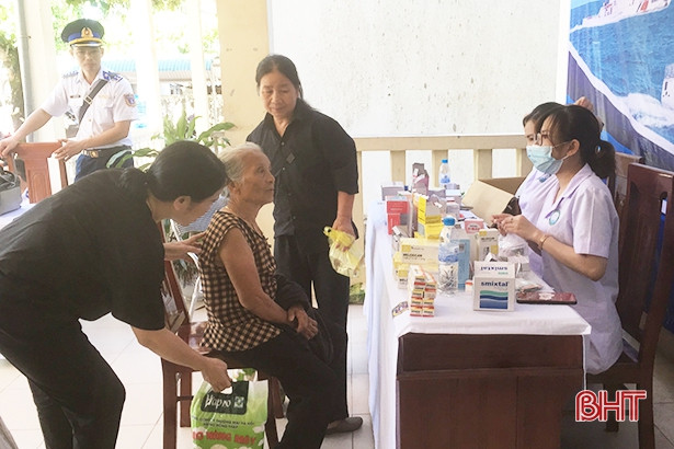 Khám, cấp phát thuốc miễn phí cho người dân vùng biển Hà Tĩnh