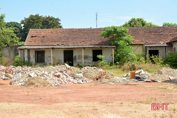 Doanh nghiệp ở thị xã Hồng Lĩnh giải thể, đất bỏ hoang trở thành bãi rác