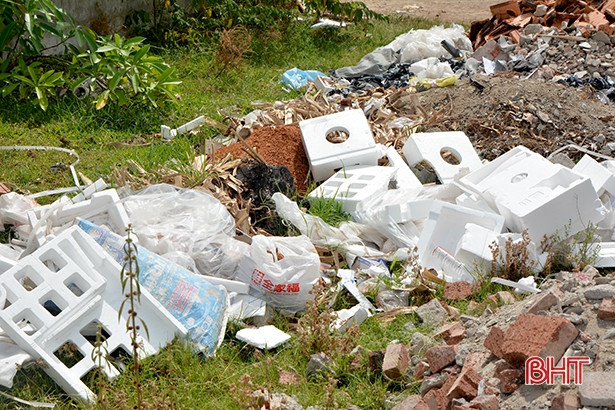 Doanh nghiệp ở thị xã Hồng Lĩnh giải thể, đất bỏ hoang trở thành bãi rác