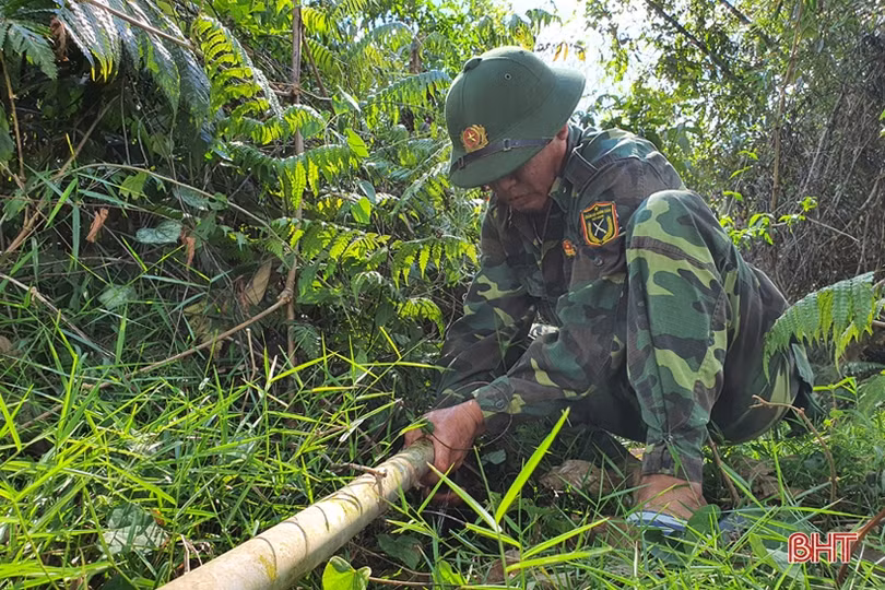 Suối cạn, chiến sỹ Đồn Biên phòng Phú Gia chật vật tìm nguồn nước sinh hoạt