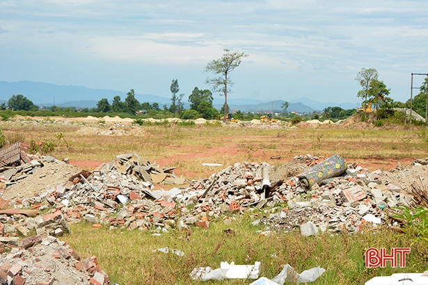 Doanh nghiệp ở thị xã Hồng Lĩnh giải thể, đất bỏ hoang trở thành bãi rác