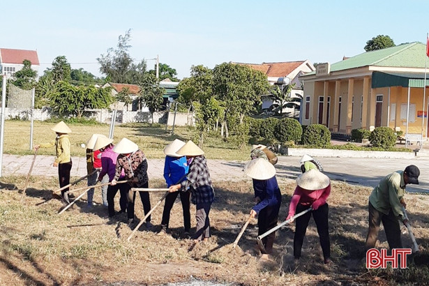 Nắng nóng, nông dân Hà Tĩnh vẫn say sưa làm đẹp vườn, sạch lối