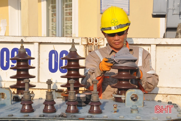 Điện lực Hà Tĩnh chi 45 triệu đồng hỗ trợ công nhân làm việc trong nắng nóng