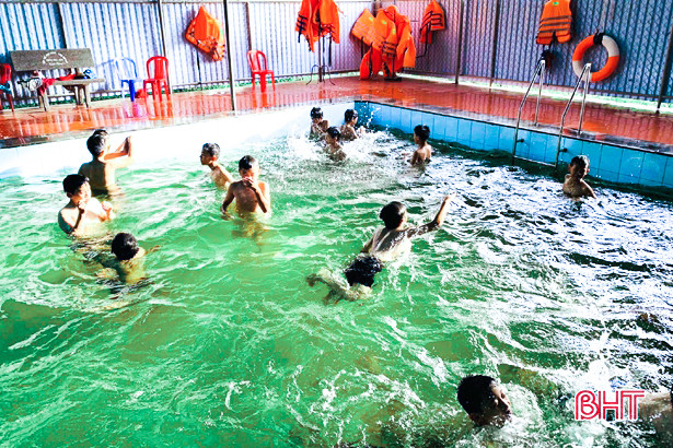 Trẻ em Cẩm Xuyên học bơi để phòng tránh đuối nước