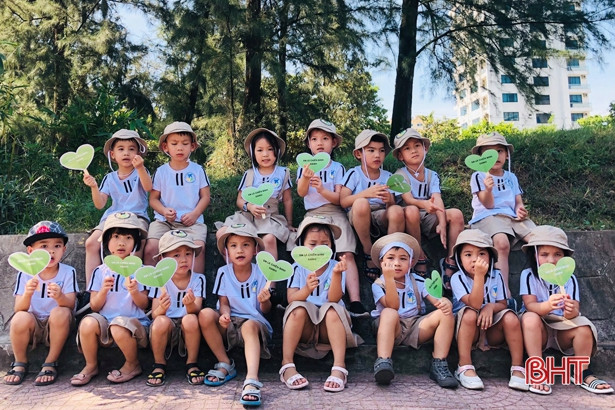 Các bé Trường Mầm non Trung Kiên ra quân bảo vệ môi trường