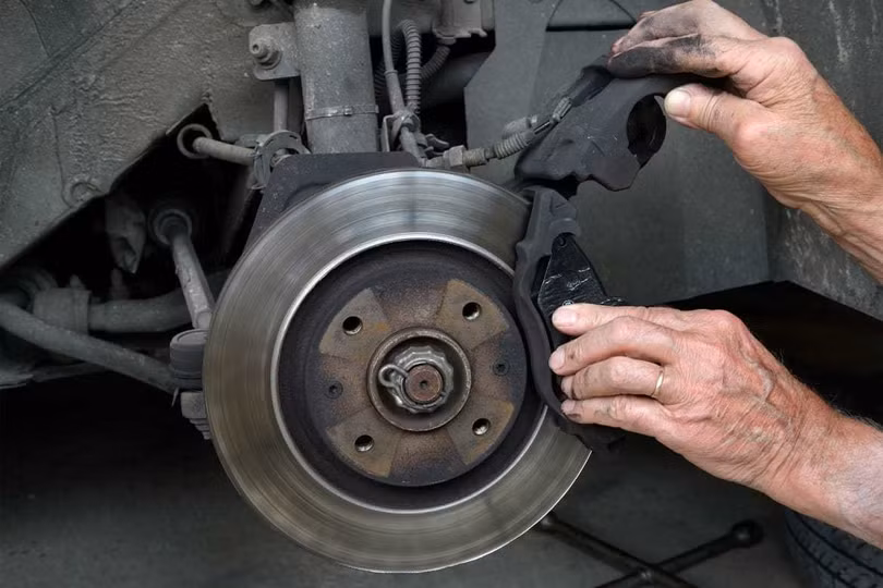 Mùi thảm cháy khét xuất hiện khi bộ phận phanh có vấn đề. Ảnh: Theo Cars. Đoán bệnh xe qua những mùi đặc trưng