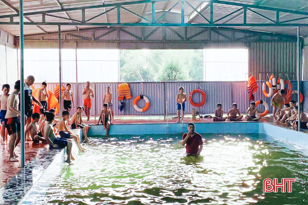 Trẻ em Cẩm Xuyên học bơi để phòng tránh đuối nước