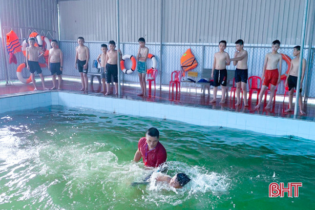 Trẻ em Cẩm Xuyên học bơi để phòng tránh đuối nước