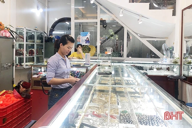 Giá vàng đạt đỉnh trong 9 năm, giao dịch tại Hà Tĩnh vẫn trầm lắng