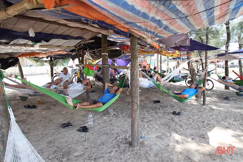 Người dân Hà Tĩnh “trốn nóng” bên bờ biển