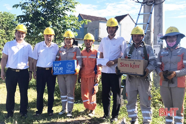 Điện lực Hà Tĩnh chi 45 triệu đồng hỗ trợ công nhân làm việc trong nắng nóng