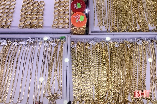 Giá vàng đạt đỉnh trong 9 năm, giao dịch tại Hà Tĩnh vẫn trầm lắng