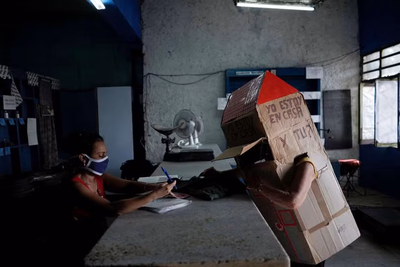 Biến mình thành “ngôi nhà di động” để chống Covid-19 ảnh 2 Biến mình thành “ngôi nhà di động” để chống Covid-19