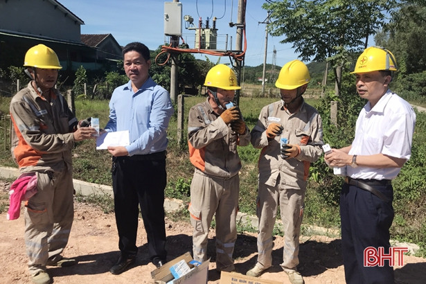 Điện lực Hà Tĩnh chi 45 triệu đồng hỗ trợ công nhân làm việc trong nắng nóng