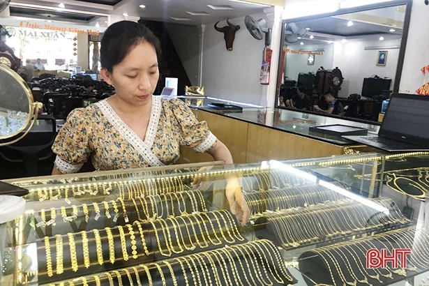 Giá vàng đạt đỉnh trong 9 năm, giao dịch tại Hà Tĩnh vẫn trầm lắng
