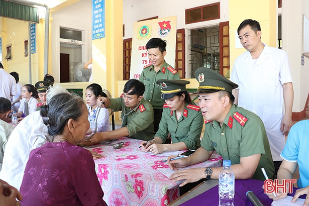 Khám, cấp phát thuốc miễn phí cho người dân vùng biển Hà Tĩnh