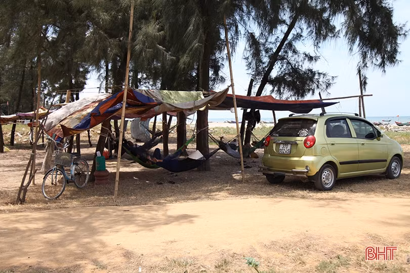 Người dân Hà Tĩnh “trốn nóng” bên bờ biển