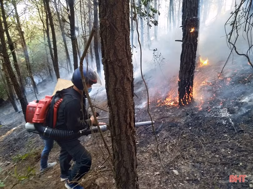 2 lần dập tắt đám cháy tại Thượng Lộc, các lực lượng tiếp tục “canh lửa”